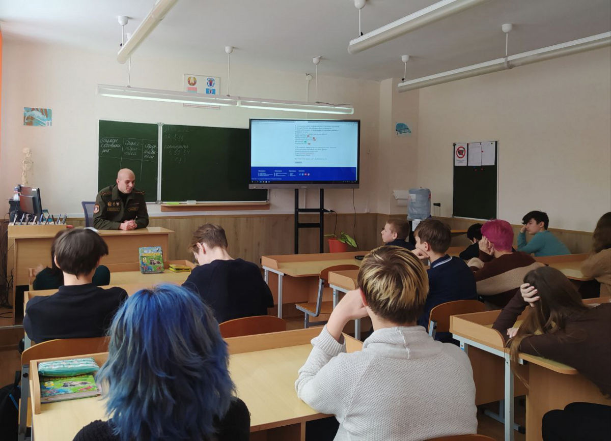 Курсовой офицер батальона курсантов капитан А. А. Захаров проводит профориентационную работу с учащимися